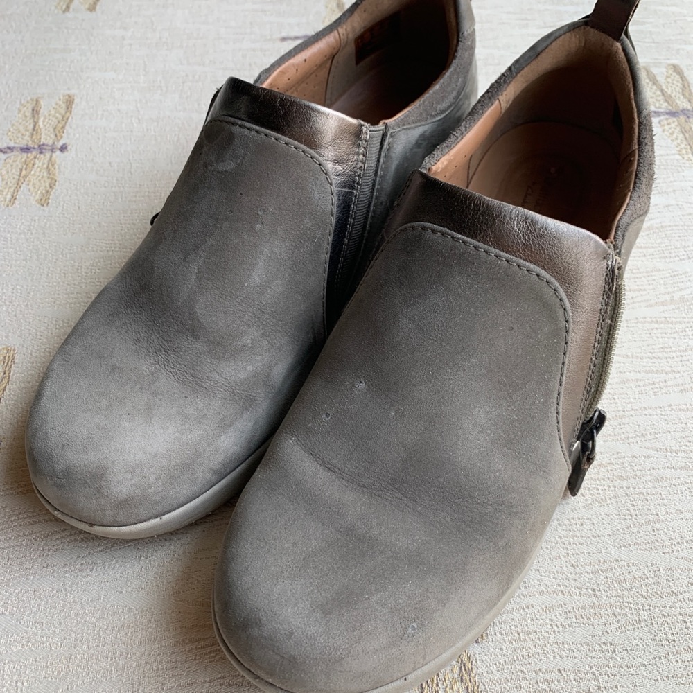 Clarks size 9 walking shoes with side zipper